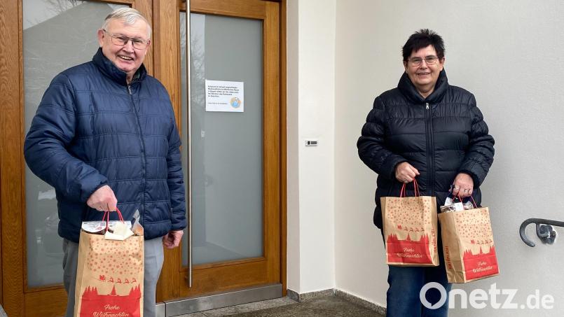 Seniorenbeauftragte Anneliese Krenkel packte mit ihrem Team viele Weihnachtspäckchen für &quot;ihre&quot; Senioren. Dritter Bürgermeister Reinhard Naber freut sich über die gelungene Aktion. Bild: nza