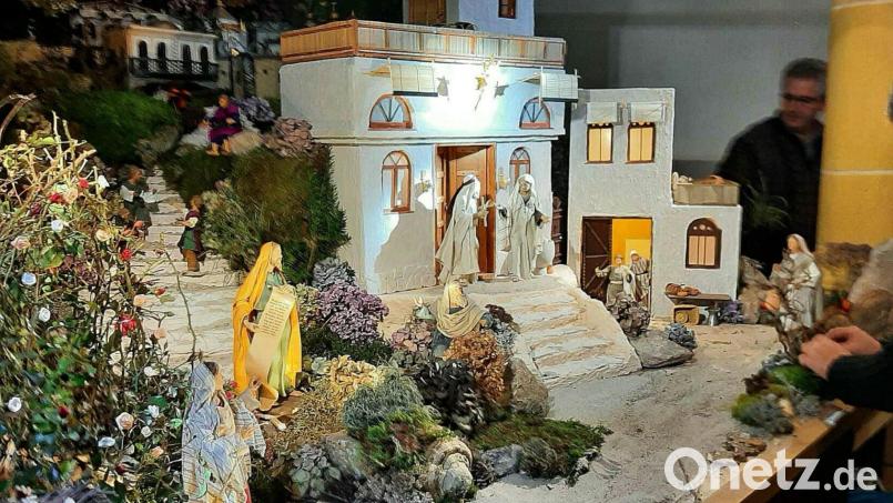 Die „jüngste Figur“ ist der Prophet Jesaja (vorne links), der bei jeder Szene mit einer entsprechenden Botschaft in seiner Schriftrolle deutlich macht, dass sich in Jesus die Verheißung des Alten Testaments erfüllt; er ist erst im zweiten Jahr zu sehen. Bild: bph
