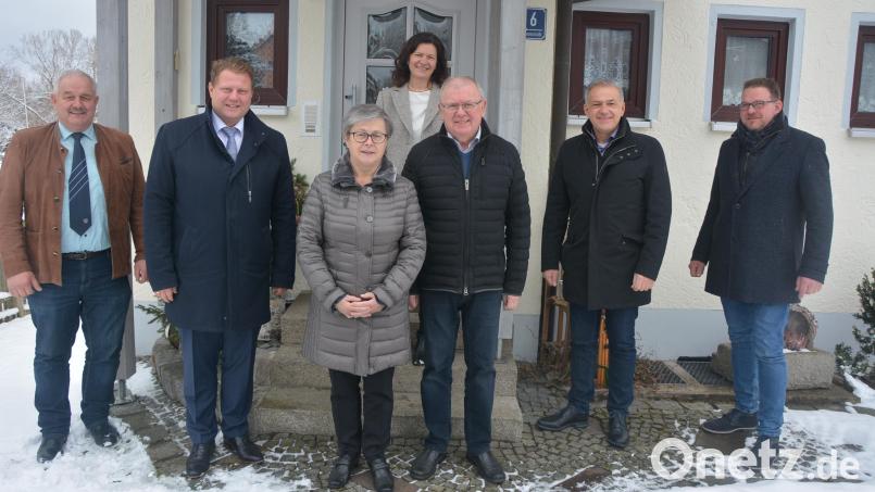 Ernst Neumann (Bildmitte, mit Ehefrau Theresia) feierte am Samstag seinen 70. Geburtstag. Der Pechbrunner Altbürgermeister durfte viele Glückwünsche entgegennehmen, unter anderem von den Bürgermeistern Johann Burger und Stefan Grillmeier, VG-Mitterteich-Kämmerin Ursula Ockl, Landrat Roland Grillmeier und Bürgermeister Stephan Schübel (von links). Bild: jr