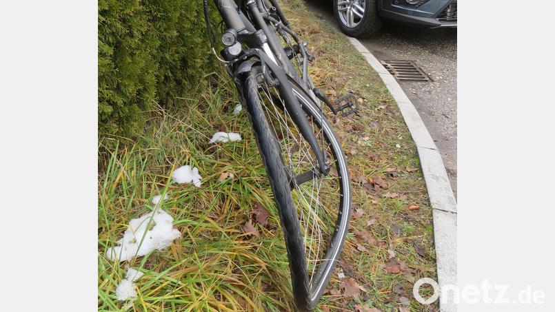 Der Reifen ist völlig verzogen: Die Unfallspuren am Pedelec des 87-Jährigen sind unübersehbar. Der Radfahrer stürzte, nachdem ihn eine VW-Fahrerin übersehen und mit dem Auto erfasst hatte. Bild: Polizeiinspektion Sulzbach-Rosenberg