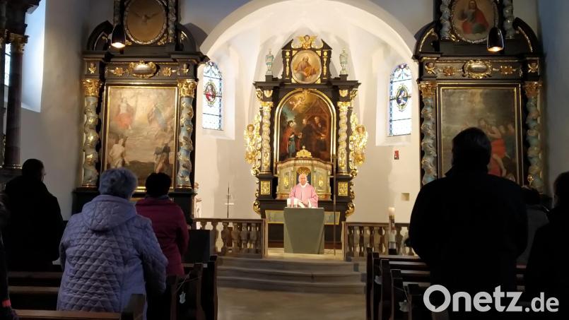 Am 3. Adventssonntag feierten die Gläubigen das Patrozinium der Wallfahrtskirche St. Jodok, zelebriert wurde der Gottesdienst von Pfarrer Wilhelm Bauer (Mitte). Bild: rfi
