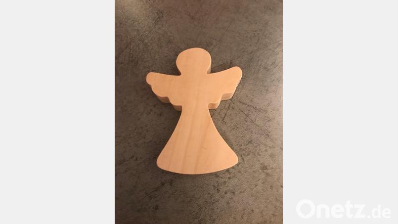 Am Ende gab es für alle Frauen einen kleinen Holzengel. Bild: ak