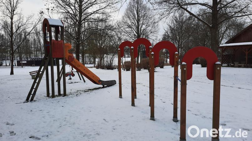 Auch den Spielplatz im Kurpark haben die beiden Jugendbeauftragten in Eslarn unter die Lupe genommen. Er soll aufgewertet werden. Bild: bey