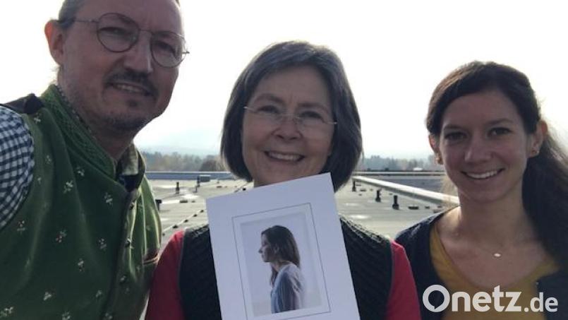 Als Sekretärin am Kepler-Gymnasiums kennen sie Tausende Schüler. Doch Petra Anna Schiener (Mitte) ist auch Buchautorin. Beim Cover halfen ihr die beiden Kepler-Lehrer Markus Koller als Fotograf und Johanna Wutz als Model. Bild: Markus Koller