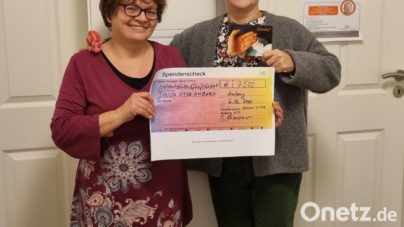 Petra Ehrensperger (links) Zweite Vorsitzende des Fördervereins Donum Vitae Amberg mit Ute Schieder, Leiterin der Beratungsstellen, bei der Spendenübergabe. Bild: Donum Vitae Amberg/Christine Patzner/exb