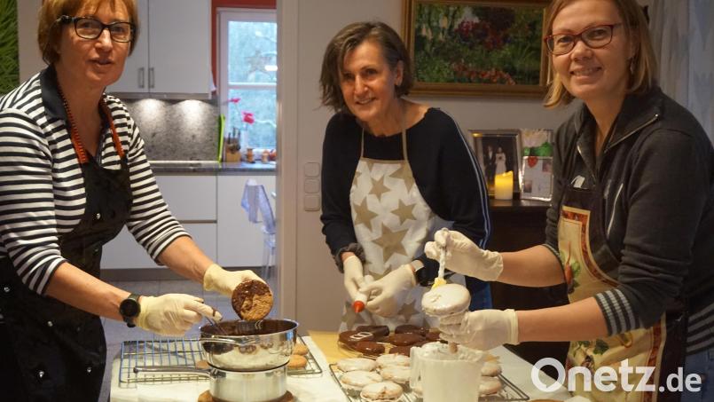 Hand in Hand geht es bei Anne Gierlach, Kamila Spichtinger und Gabi Dlubal (v.l.n.r.) in der Lebkuchenmanufaktur Bild: eib