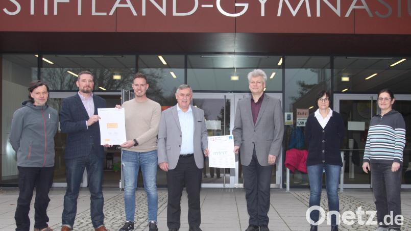 Die Lehrkräfte Stefan Heldwein, David Bartmann, Rainer Völkl, Albert Bauer, Matthias Weiser, Tanja Bachfischer und Daniela Pilz (von links) waren an den Bewerbungen maßgeblich beteiligt. Bild: Gerhard Weber/exb