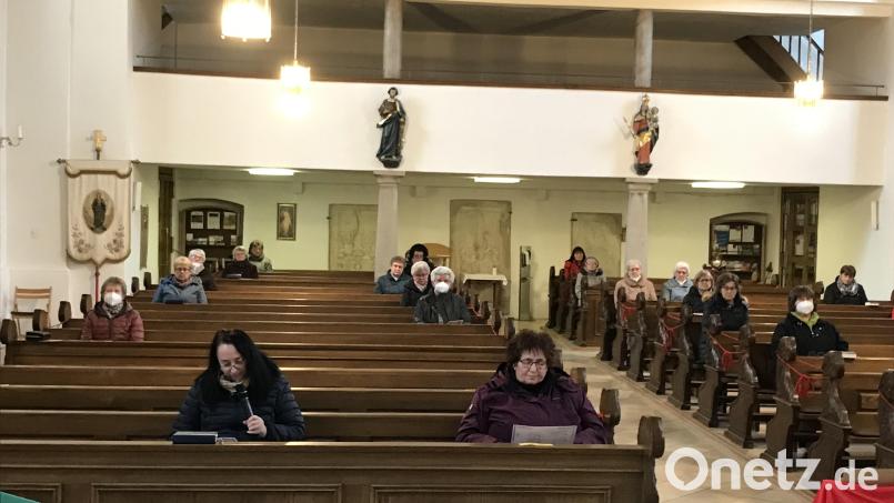 Statt zur Adventfeier im Martinssaal trafen sich die Mitglieder des Katholischen Frauenbundes zur Adventandacht in der Pfarrkirche. Bild: ak
