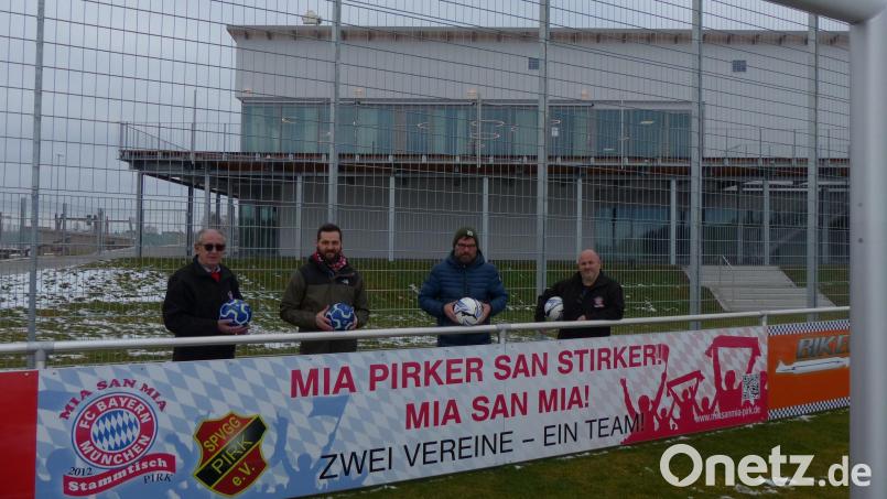 Von weitem sichtbar ist die Bandenwerbung des Stammtisches des FC Bayernfanclubs "Mia san mia" in Pirk. Der Fanclub unterstützt neben den heimischen Fußballern auch Mädchen und Buben im Kinderheim Windischeschenbach. Bild: hme