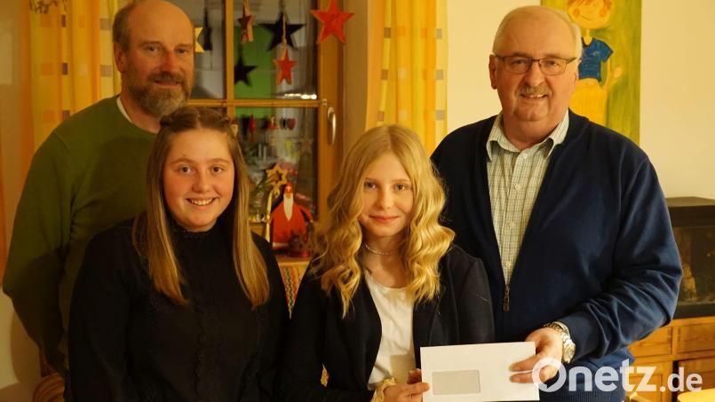 Hans Kellner, Sabine und Christina Beierl übergeben die Spende an Herbert Putzer (rechts) von der Kinderkrebshilfe. Bild: Renate Kellner/exb