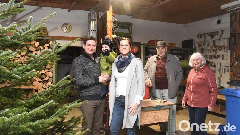 Familie Ebnet steht in der Weihnachtswerkstatt. Von links: Alexander Ebnet mit Söhnchen Maximilian, Franziska Ebnet, Opa Hans Ebnet und Oma Rosa Ebnet. Bild: Gabi Schönberger
