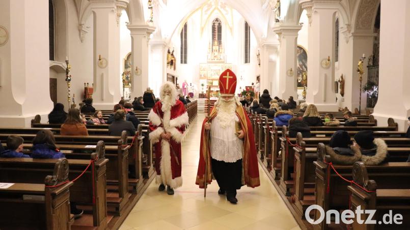 Der Nikolaus (rechts) mit Knecht Ruprecht in der Stadtpfarrkirche Tirschenreuth. Bild: Stadt Tirschenreuth/exb