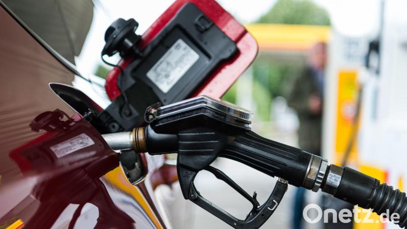 Er hat 50 Liter Diesel getankt und ist einfach davongefahren, ohne zu bezahlen: Die Amberger Polizei sucht nach einem Unbekannten. Symbolbild: Christophe Gateau/dpa