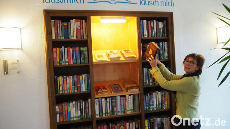 Gut sortiert wartet der öffentliche Bücherschrank im Foyer des Bürgerhauses auf erste Tauschgeschäfte. Büchereileiterin Irmi Sittl kümmert sich um eine ansprechende Auswahl kostenloser Literatur. Bild: bl