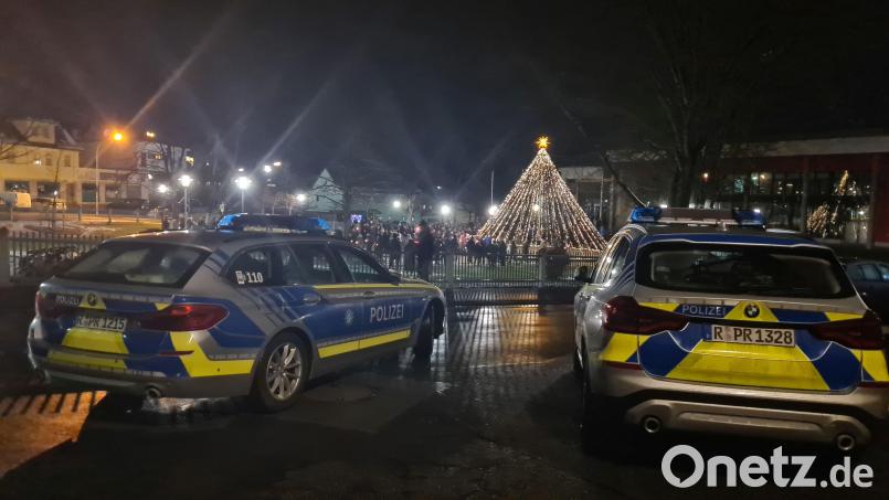 Am Stadtpark in Erbendorf haben sich am Sonntagabend über 100 Personen zu einer "Mahnwache" versammelt. Bild: rw