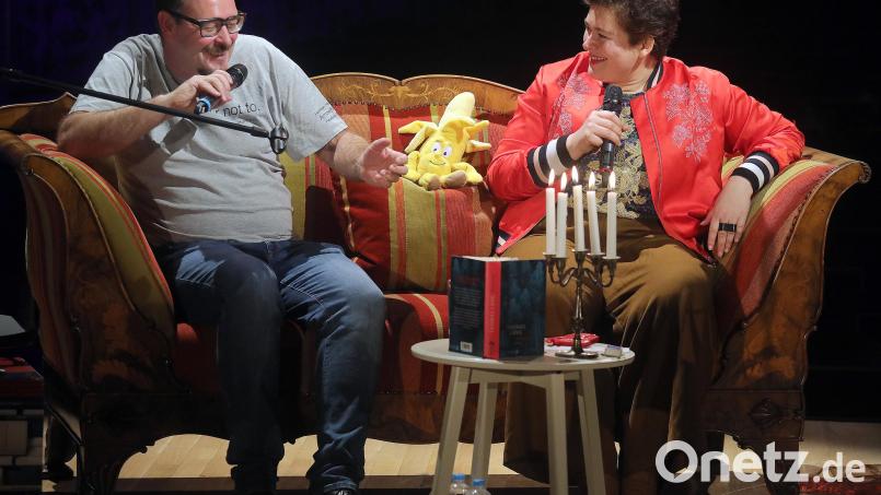 Tinte und Terz, so heißt das Late-Night-Format mit Nora-Eugenie Gomringer, die Thomas Lang im Stadttheater zu Gast hatte. Bild: Wolfgang Steinbacher