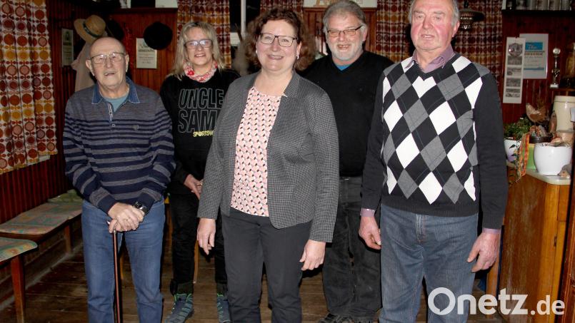 Der neu gewählte Vorstand der CSU Niedermurach mit (von links) Heinrich Treiber, Sonja Schlagenhaufer, Rita Salomon, Konrad Schlagenhaufer und Leonhard Bayerl. Heinrich Treiber und Leonhard Bayerl erfuhren auch ihre Ehrung als langjährige CSU-Mitglieder. Bild: Josef Böhm