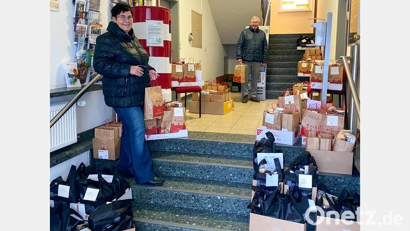 Viele Weihnachtspäckchen hat die Gemeinde für ihre Senioren gepackt. Organisatorin und Seniorenbeauftragte Anneliese Krenkel und Dritter Bürgermeister Reinhard Naber freuen sich über die gelungene Aktion. Bild: nza