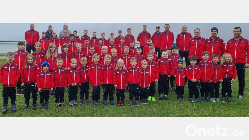 Stolz präsentierten die Kinder und Übungsleiter des SV Schmidmühlen ihre neuen Trainingsanzüge. Bild: fop