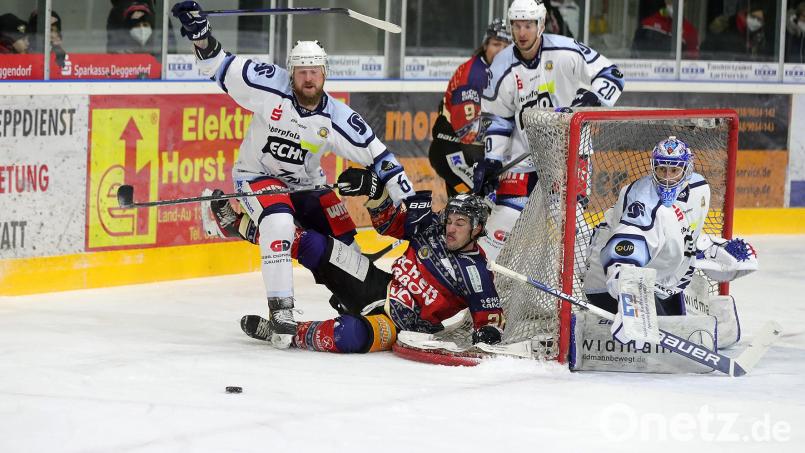 Die Blue Devils zogen am Sonntag beim Deggendorfer SC mit 2:4 den Kürzeren. Das Bild zeigt eine Szene vor dem Weidener Kasten mit (von links) Ralf Herbst, Adam Schusser und Goalie Jaroslav Hübl. Am Boden der Ex-Amberger Liam Blackburn. Bild: Roland Rappel