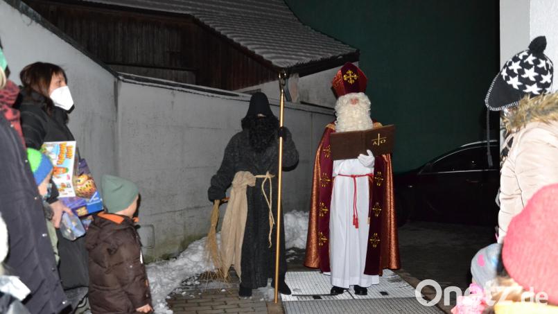 Der Sankt Nikolaus mit seinem Knecht Rupprecht besuchte die Kinder nach der weihnachtlichen Vorlesestunde. Bild: gi
