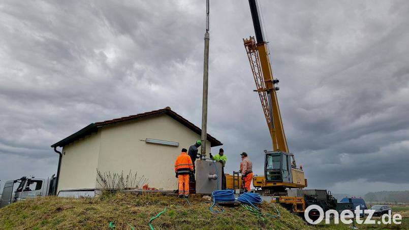 Mitarbeiter einer Spezialfirma unterstützen das Team des Schwarzenfelder Wasserwerks bei der Montage der neuen Pumpe für Brunnen Nummer 4. Bild: Tobias Reitmeier/exb