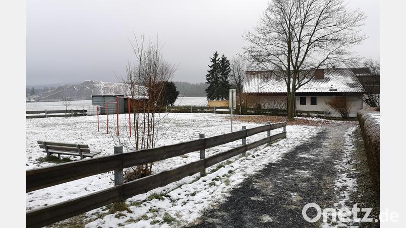 Auf dem früheren Spielplatz im Bereich „Auf der Hut“ in Pleußen soll eine Wohnbebauung ermöglicht werden. Der vorbeiführende geschotterte Fuß- und Radweg soll im Zuge der geplanten Bebauungsplanänderung befestigt werden, die Hauptzufahrt ist vom Siedlungsweg (rechts unten) her vorgesehen. Bild: lnz