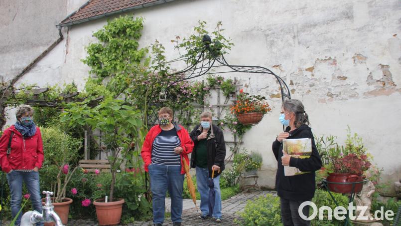 Mit der Qualifizierung zur Gartengästeführerin &quot;Gartenerlebnis Bayern&quot; kann Gärtnermeisterin Tanja Götz ab der Kräutergartensaison 2022 Erlebnsiführungen auf gehobenem Niveau durch das botanische Kleinod in Schnaittenbach anbieten. Bild: ads