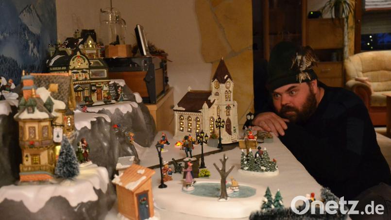 Faszinierend so ein kleines Winterdorf. Michael Preuschl achtet beim Aufbau auf Details. Bild: spi