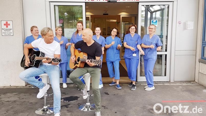 Das Austropop-Duo „Zwoa Achter`l – bitte!“ sorgte bei den Dreharbeiten zum Geburtstagssong „Dei offene Tür“ sowohl im Herzkatheterlabor als auch vor der Zentralen Notaufnahme des Krankenhauses St. Barbara Schwandorf spontan für gute Stimmung. Bild: Marion Hausmann /exb