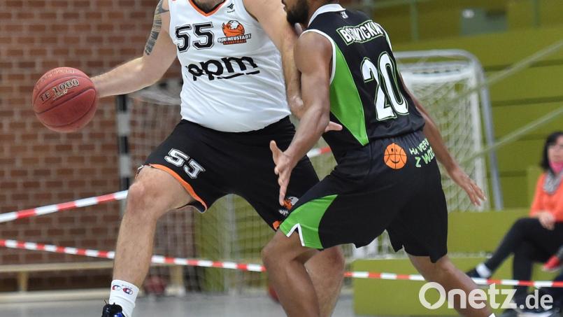 "Scharfschütze" Vlady Krysl (am Ball) war mit sechs erfolgreichen Dreiern bester Werfer der Neustädter. Archivbild: A. Schwarzmeier