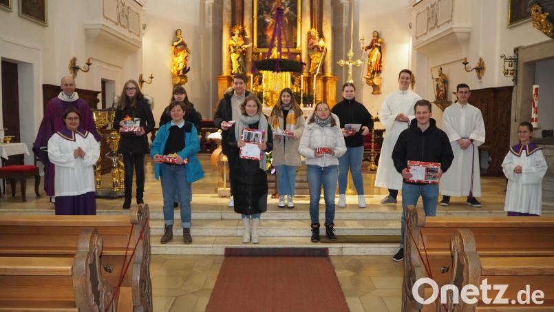 Mit Geschenken und Urkunden verabschiedete die Pfarrei St. Georg in Neustadt langjährige Ministranten. Bild: krb