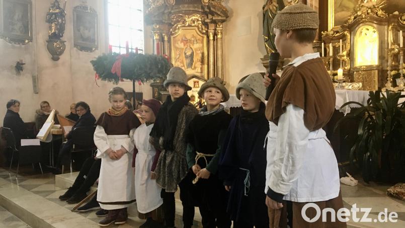 Zwölf Kinder der Freudenberger Bauernbühne bei den Proben für das Krippenspiel. Bild: gri