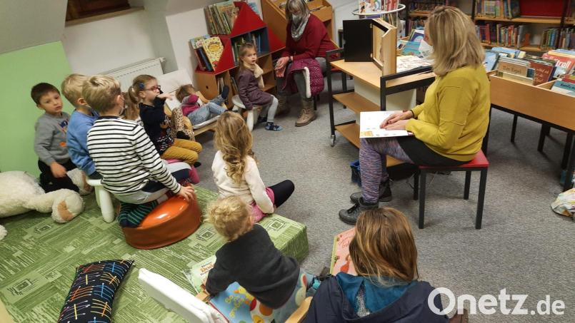 Ganz schön lustig ging es bei der weihnachtlichen Vorlesestunde in der Bücherei beim Erzähl-Theater „In der Weihnachtsbäckerei“ zu. Bild: gi