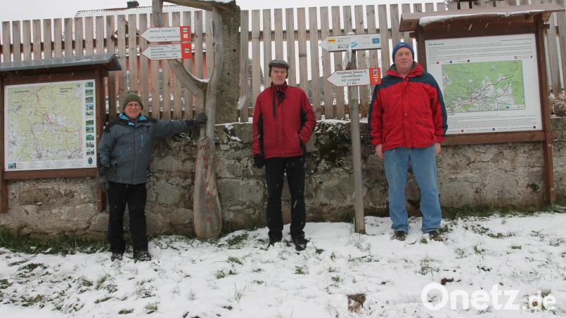 Auch bei klirrender Kälte sind die "Mittwoch-Wanderer" mit Manfred Janker (links) unterwegs. Bild: pi