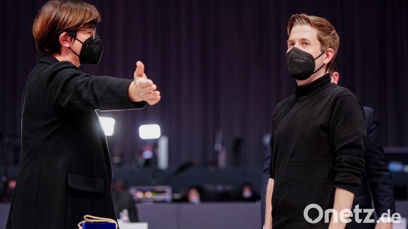 Saskia Esken, neugewählte SPD-Parteivorsitzende, gratuliert Kevin Kühnert, neugewählter SPD-Generalsekretär, beim Bundesparteitag ihrer Partei. Bild: Kay Nietfeld