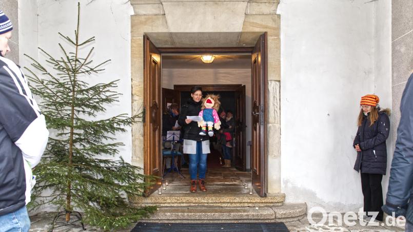Heike Stahl vom Familiengottesdienstteam mit dem Maskottchen Lotta Bild: njn