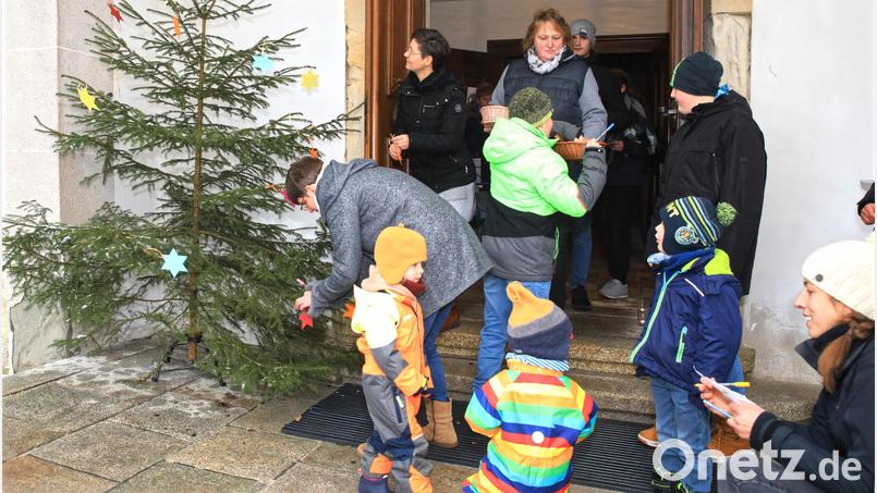 Ihre Sternenmomente in diesem Jahr durften die Großen und Kleinen auf Sterne schreiben und an den Tannenbaum vor der Kirche hängen. Bild: njn