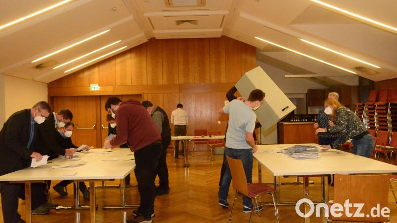 Hier zählen die Helfer die Briefwahlunterlagen aus. Sie haben gut zu tun, die Wahlbeteiligung beim Bürgerentscheid lag bei 76,7 Prozent. Bild: bey