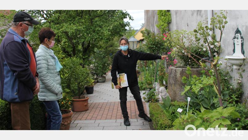 Mit der Qualifizierung zur Gartengästeführerin &quot;Gartenerlebnis Bayern&quot; kann Gärtnermeisterin Tanja Götz (rechts) ab kommendem Jahr Erlebnisführungen durch den Schnaittenbacher Kräutergarten auf gehobenem Niveau anbieten. Bild: ads