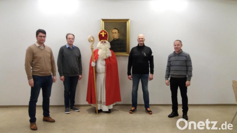 Armin Aichinger, Wolfgang Huber, Martin Schmidberger, Oliver Völkl und Rainer Hetz (von links) waren für den Nikolausdienst der Kolpingsfamilie in 34 Neustädter Familien unterwegs. Bild: prh