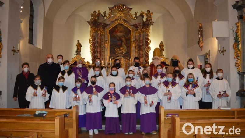 Die große Ministrantenschar mit Pfarrgemeinderatssprecherin Christa Dietl, Mesner Wolfgang Lößl und Pfarrer Eugen Wismeth (von links). Vorne in der Mitte die neuen Ministrantinnen Anna Höcherl und Lucie Griebl. Bild: Johanna Baier