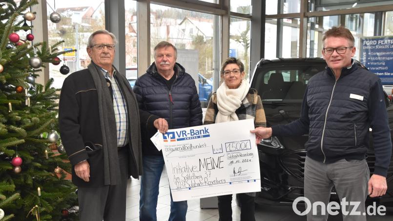 Übergabe des symbolischen Spendenschecks im Autohaus Auers mit (von links) MEINE-Vorsitzendem Manfred Lilla, Kurt Falk, Lisa Nerlich und Geschäftsführer Winfried Auers. Bild: Andreas Royer