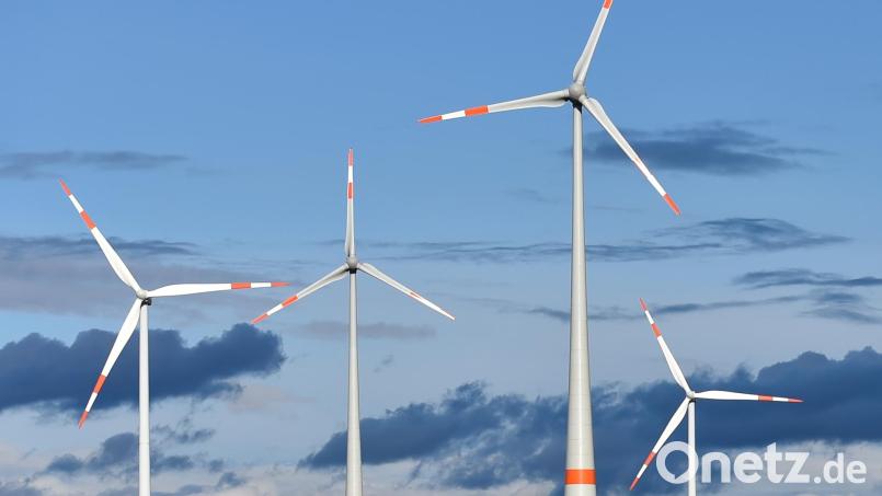 Drei Windräder will eine Bürgerenergiegenossenschaft in Parkstein errichten. Die Mehrheit der Bürger steht dem Vorhaben positiv gegenüber. Die Beteiligung am Bürgerbegehren war höher als im bayernweiten Schnitt andererer Abstimmungen. Symbolbild: Patrick Pleul/dpa
