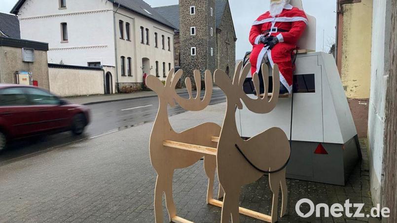 Die umdekorierte Radarfalle. Unbekannte hatten das Arrangement in der Nacht zu Montag angebracht. Bild: Lukas Weinberger/Medienhaus Aachen/dpa