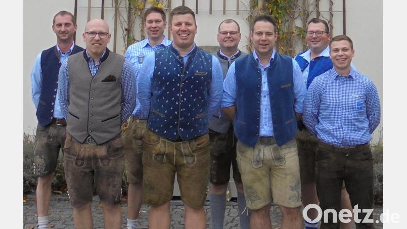 Der Schnoittenbecker Kirwaverein wählt einen neuen Vorstand (hinten, von links): Tobias Büller (Beisitzer), Christian Kellner (Schriftführer), Holger Krügelstein (Beisitzer) und Michael Ott (stellvertretender Vorsitzender; vorn (von links): Marcus Schwabl (Kassier), Thomas Hottner (Zweiter Vorsitzender), Daniel Hutzler (Vorsitzender) und Dominik Moucha (Beisitzer). Bild: ads