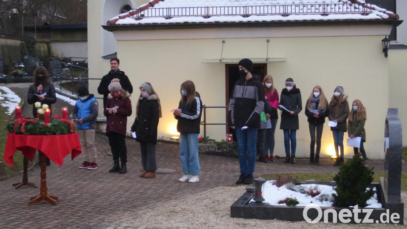 Eine Adventsandacht gestalten die Ministranten vor der Paulsdorfer Kirche. Bild: Christine Schwarz/exb