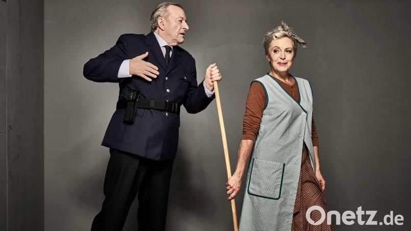 April Hailer und Gerhard Gabers geben die Putzkraft Maria und den Nachtwächter Josef im Stadttheater. Bild: Anatol Kotte/exb