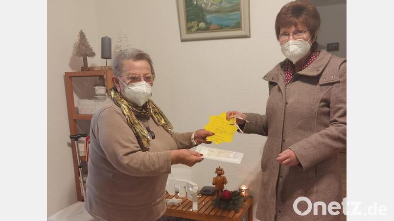 Lia Zimmermann (links) bei der Übergabe der Spende an Gabi Kohl. Bild: SPD Waldsassen/exb