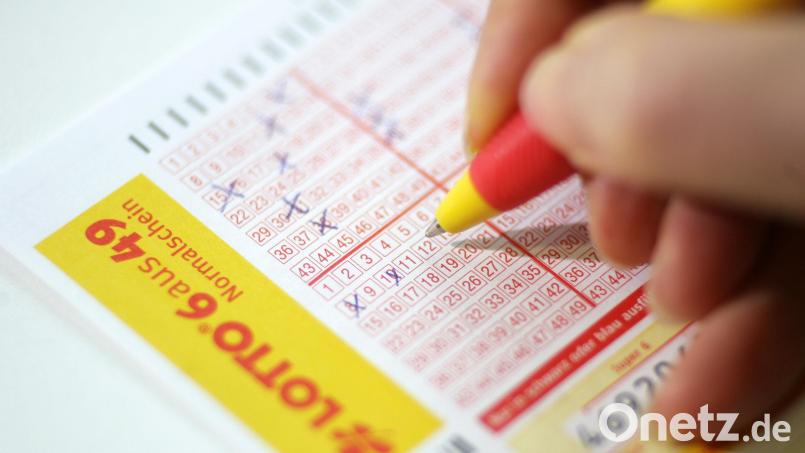 Ein Lotto-Schein wird am 11.01.2010 in Magdeburg ausgefüllt. Symbolbild: Jens Wolf